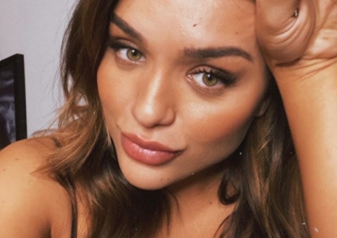 Rafa Kalimann mostra bumbum redondinho de biquíni sem edição