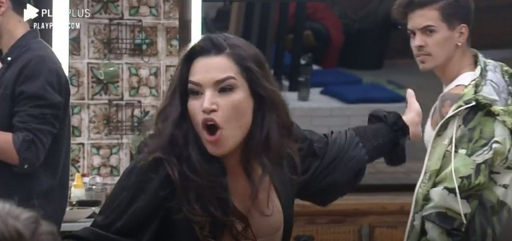 A Fazenda: Raissa Barbosa surta, xinga peões e joga água em Biel após votos