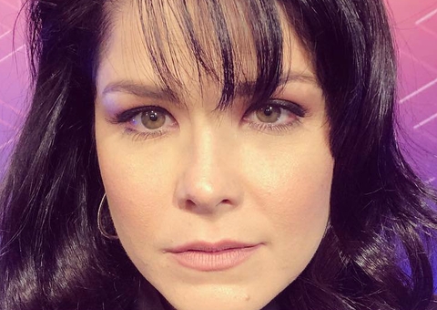 Samara Felippo assume cabelos brancos aos 42 anos