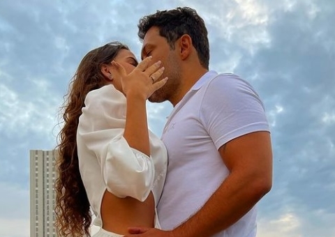 Sertanejo João Bosco pede namorada em casamento ao som de pisadinha