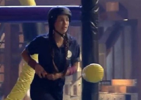 A Fazenda: Stéfani Bays vence última prova do fazendeiro após polêmica 