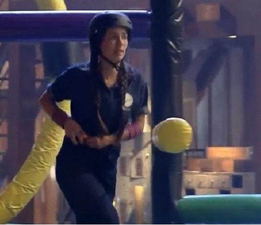 A Fazenda: Stéfani Bays vence última prova do fazendeiro após polêmica 