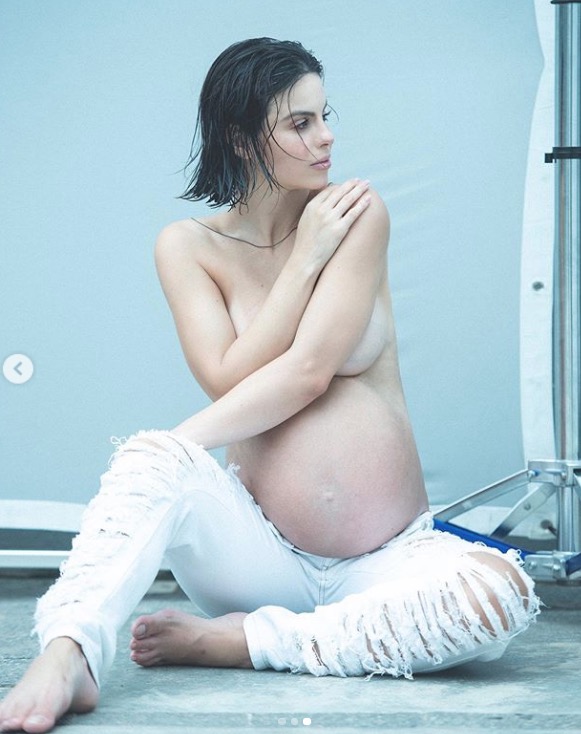 Sthefany Brito posa sem sutiã em fotos com barrigão de 8 meses