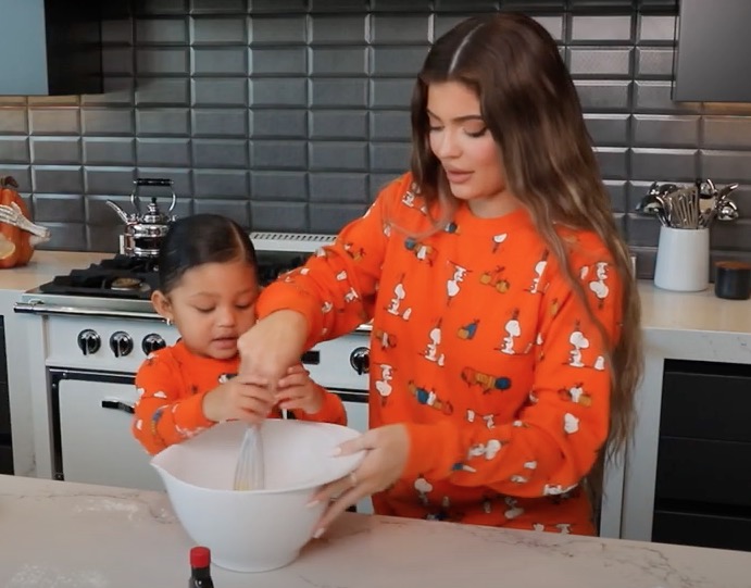 Filha de Kylie Jenner, Stormi, aprende a fazer biscoitos e encanta web
