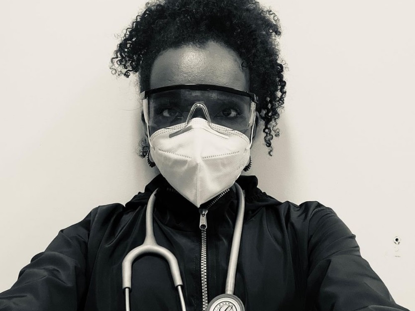 Ex-BBB Thelma Assis posta vídeos no Hospital 28 de Agosto e elogia equipe