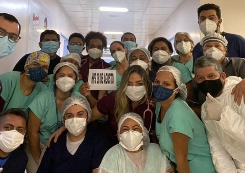 Ex-BBB Thelma Assis posta vídeos no Hospital 28 de Agosto e elogia equipe