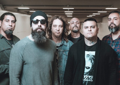 Tico Santa Cruz cobre pênis com meia em novo clipe dos Detonautas