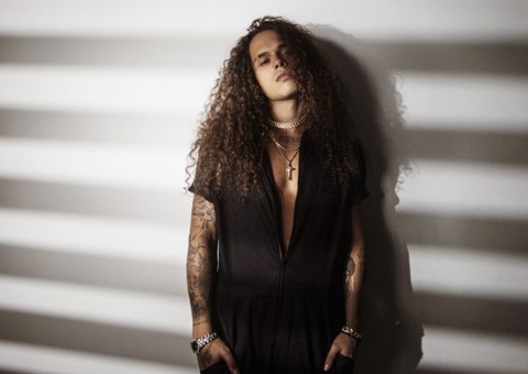 Vitão é chamado de Maria Bethânia e desabafa na web sobre ataques