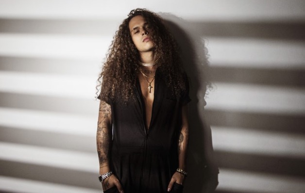 Vitão é chamado de Maria Bethânia e desabafa na web sobre ataques