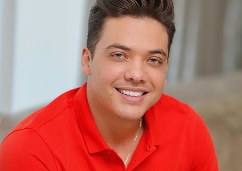 Wesley Safadão surge com olho roxo após novo procedimento estético 