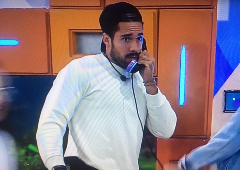 BBB21: Arcrebiano atende o Big Fone, indica Thais e imuniza Juliette