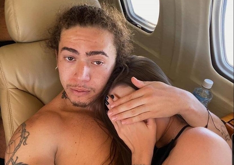 Whindersson se declara em 'surra' de fotos com namorada: 'mais que um amor'