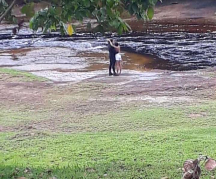 Whindersson Nunes e affair trocam carícias em Presidente Figueiredo 