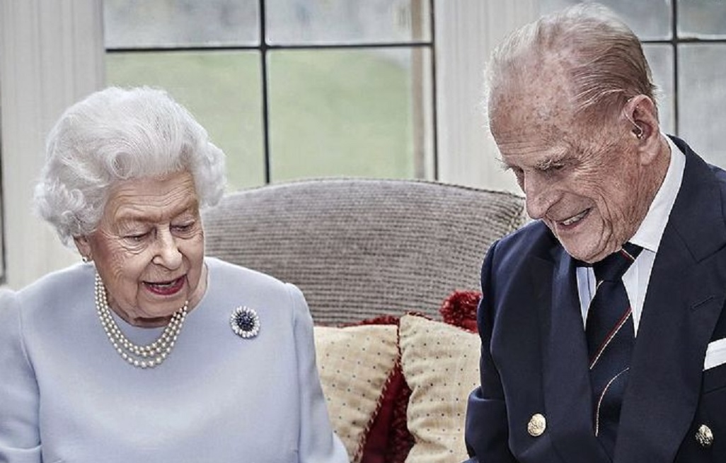 Rainha Elizabeth II e príncipe Philip tomam vacina contra Covid-19 