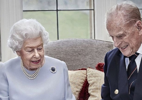Rainha Elizabeth II e príncipe Philip tomam vacina contra Covid-19 