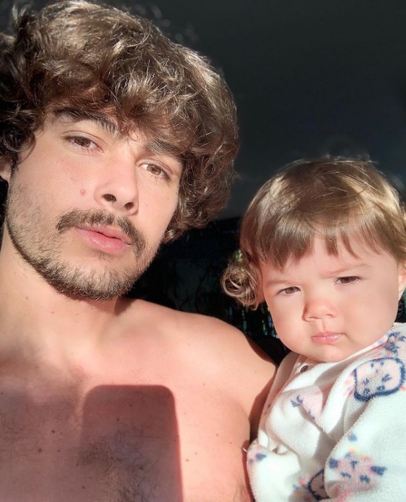 Rafa Vitti tenta cortar a franja da filha e encanta internautas