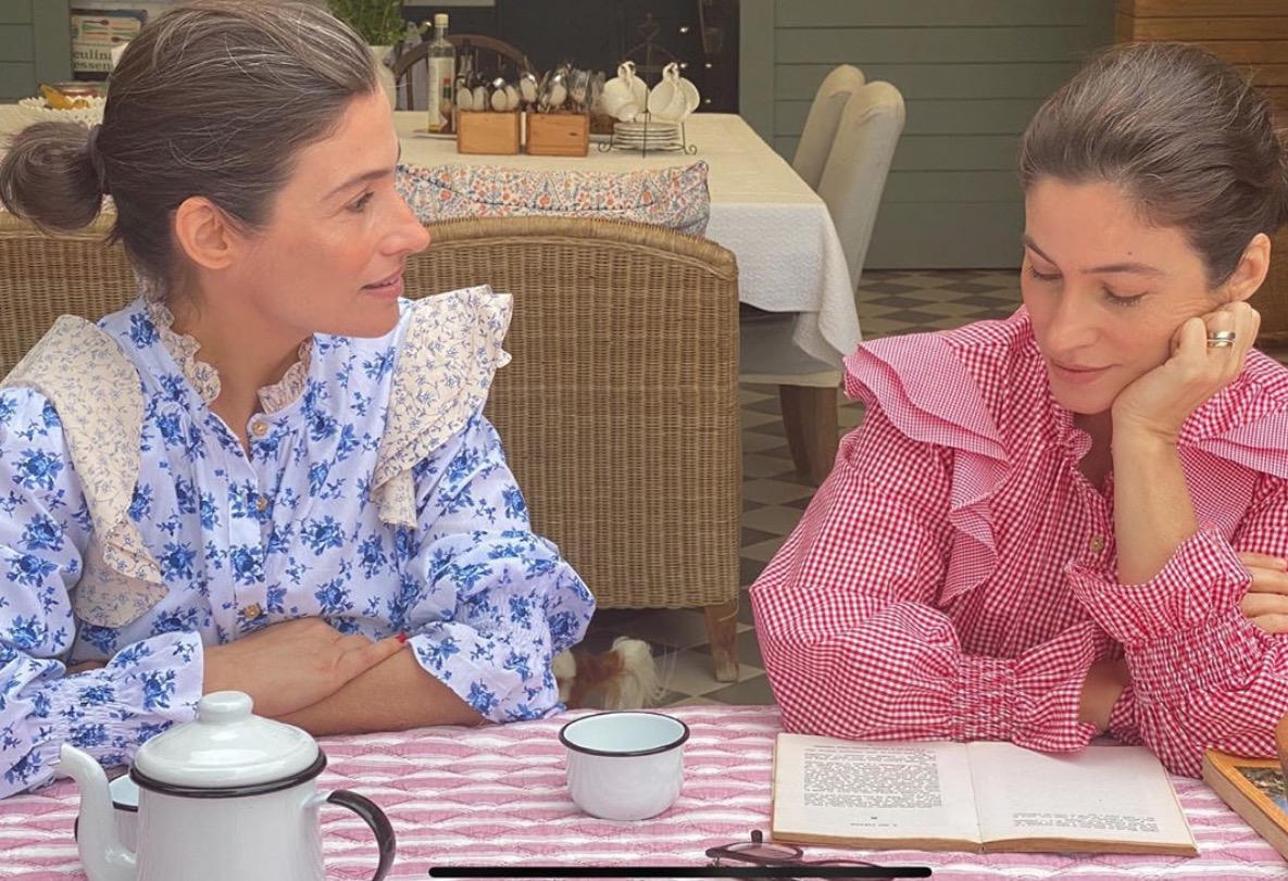 Renata Vasconcellos posta foto rara com irmã gêmea e confunde fãs