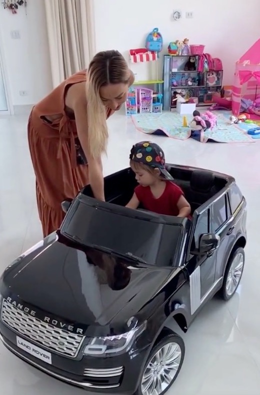 Filha de Sabrina Sato e Duda Nagle ganha carro elétrico de R$ 4 mil 