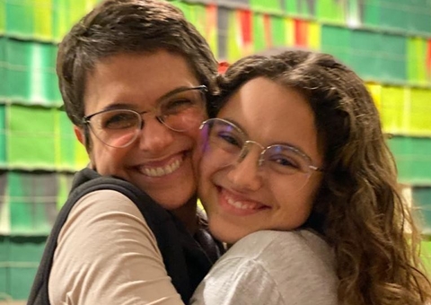 Sandra Annenberg cai no choro ao saber da aprovação da filha na faculdade