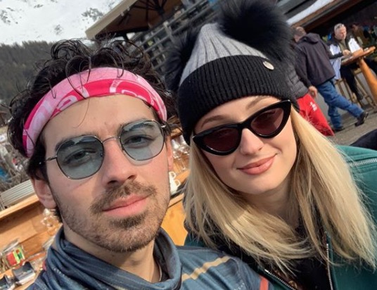 Sophie Turner compartilha fotos inéditas da gravidez