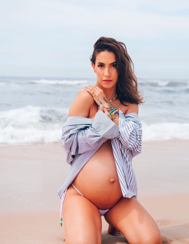 Gabi Brandt exibe barrigão de 8 meses em fotos de biquíni