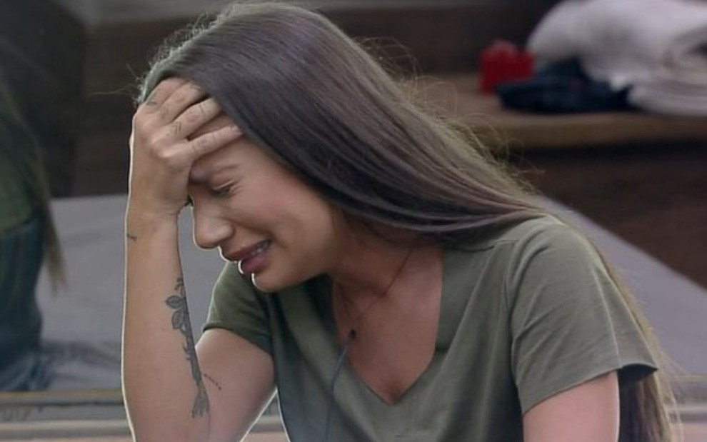 Stéfani Bays cai no choro ao descobrir flerte entre JP e Mirella