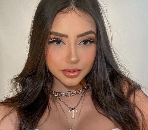 Agachada, Tainá quase se 'desmonta' em vídeo de rebolado perfeito