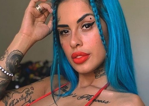 Tati Zaqui exibe seios turbinados em biquíni vermelho