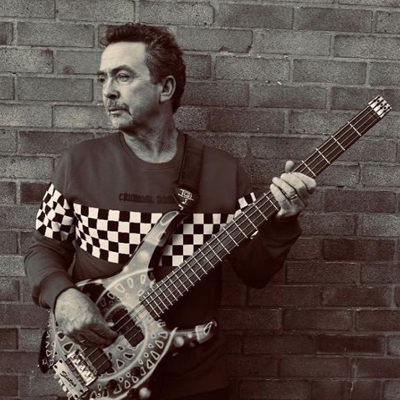 Tony Lewis, vocalista da The Outfield, é encontrado morto em casa