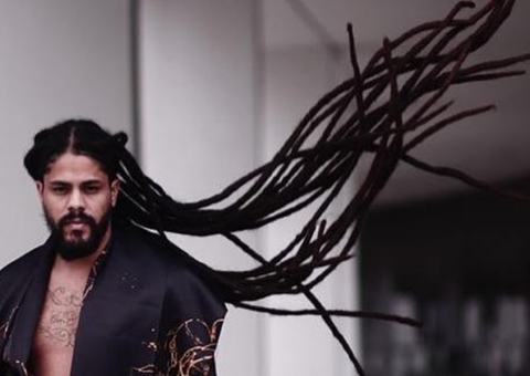 Ex-BBB Viegas corta cabelos após 20 anos