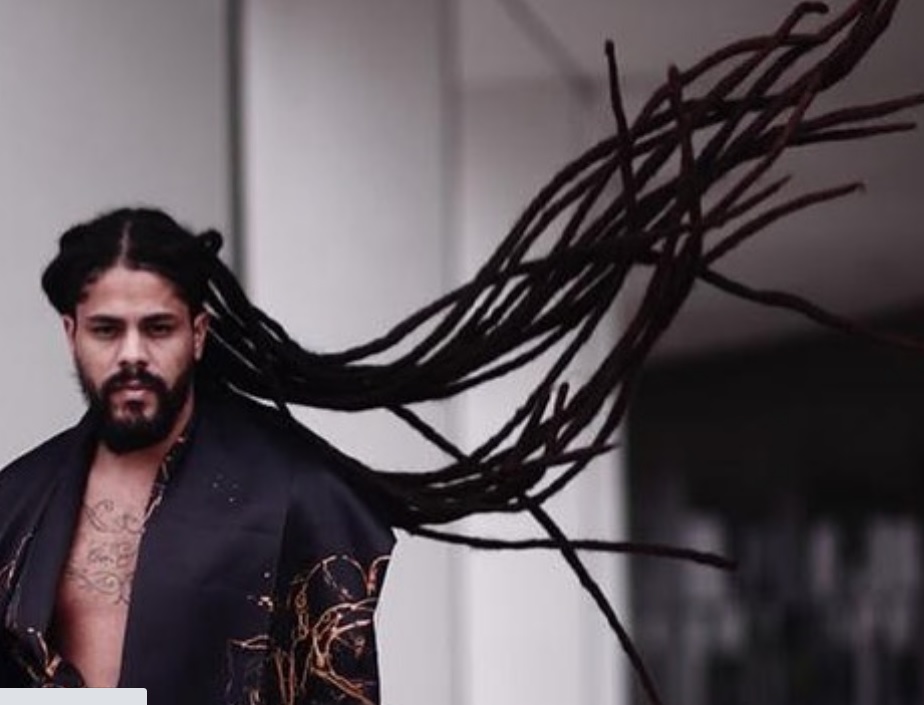 Ex-BBB Viegas corta cabelos após 20 anos