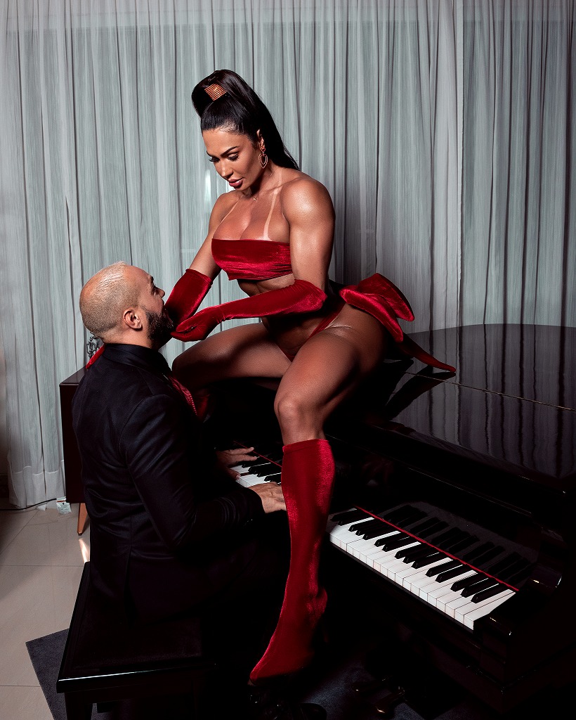 Gracyanne Barbosa posa de fio-dental com Belo em ensaio quente natalino