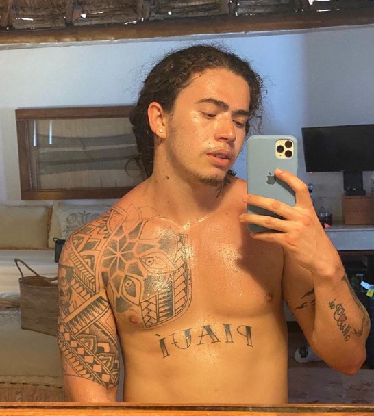 Whindersson Nunes posta selfie e detalhe chama atenção dos internautas 