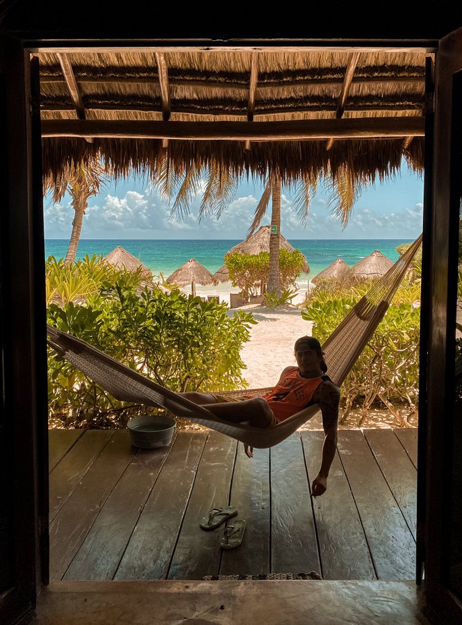 Whindersson aparece com cigarrinho suspeito em clique no México 