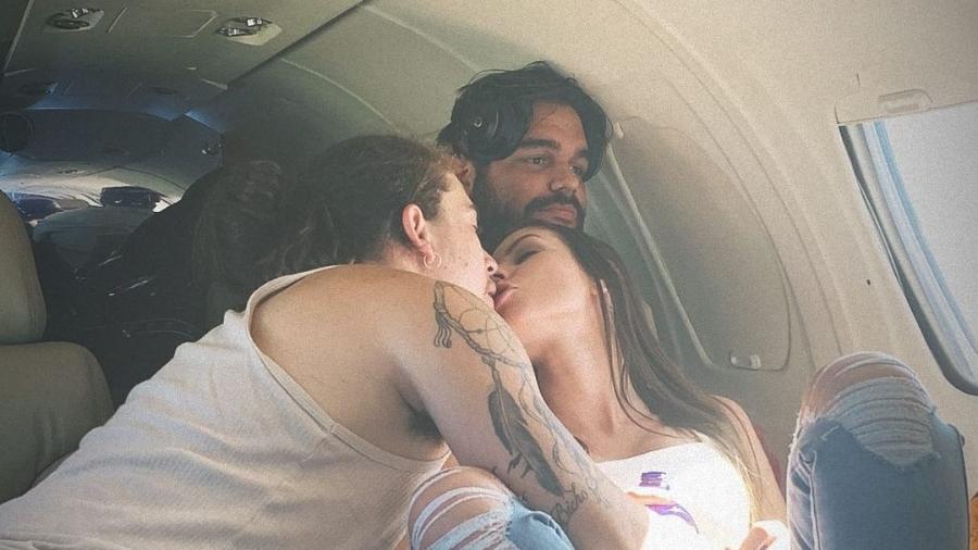 Whindersson aparece aos beijos com namorada e amigo reclama: 60 dias assim