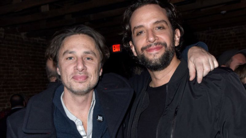 Ator Zach Braff lamenta falta de homenagens ao Nick Cordero em memorial 