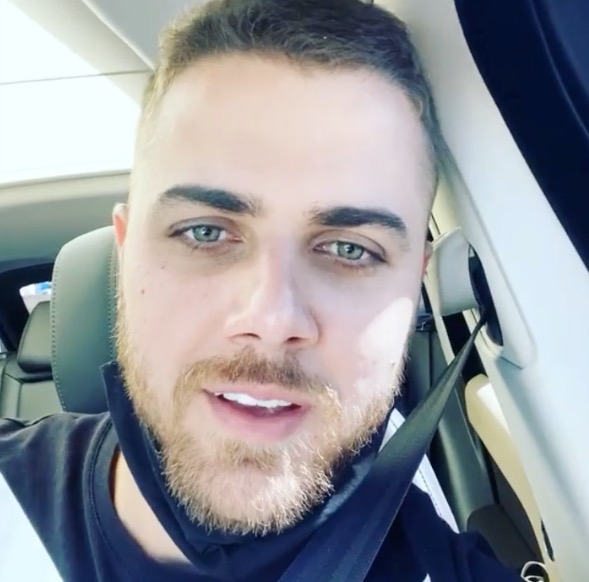 Zé Neto tem foto de sunga com 'volumão' banida: 'devem tá com a r* pequena'