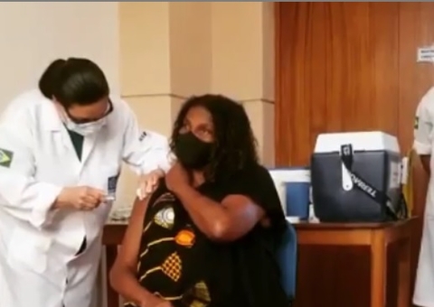 Zezé Motta e ex-goleiro Manga são vacinados no Retiro dos Artistas