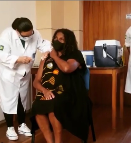 Zezé Motta e ex-goleiro Manga são vacinados no Retiro dos Artistas