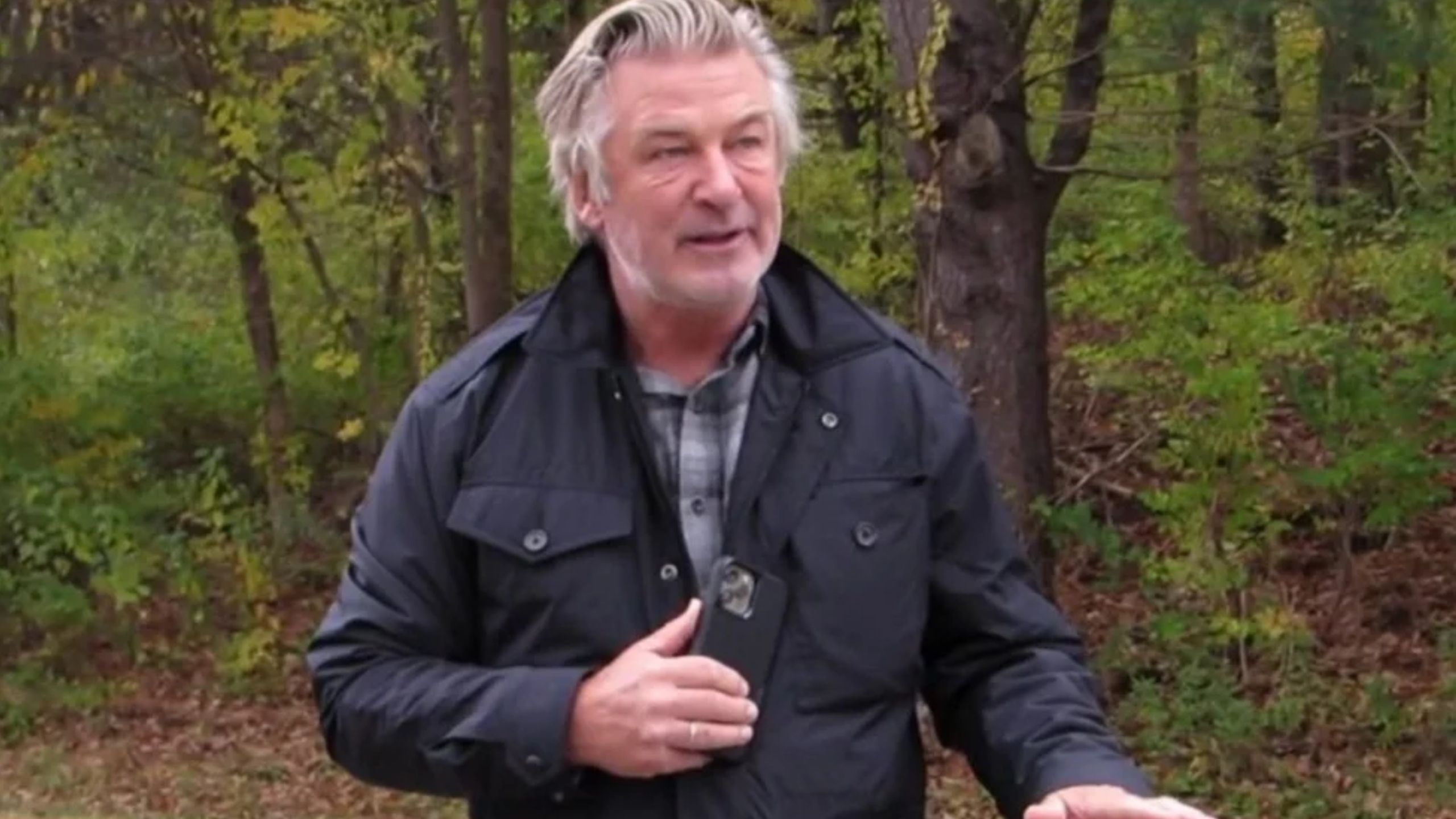 Advogado de responsável por arma disparada por Alec Baldwin alega sabotagem