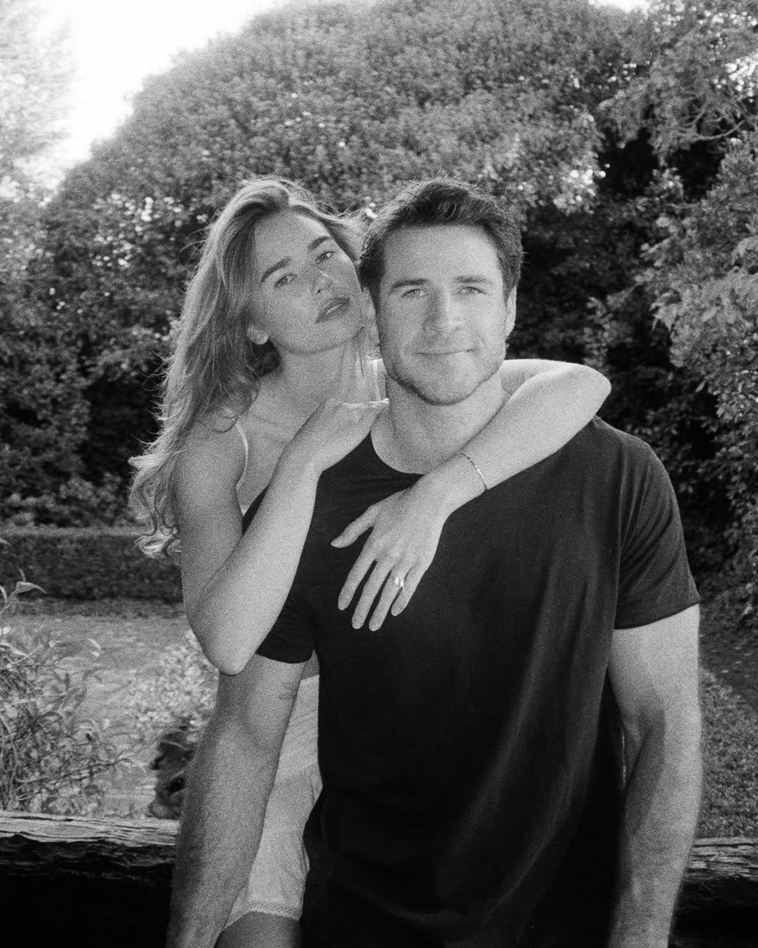 Ex-marido de Miley Cyrus, Liam Hemsworth pede modelo em casamento