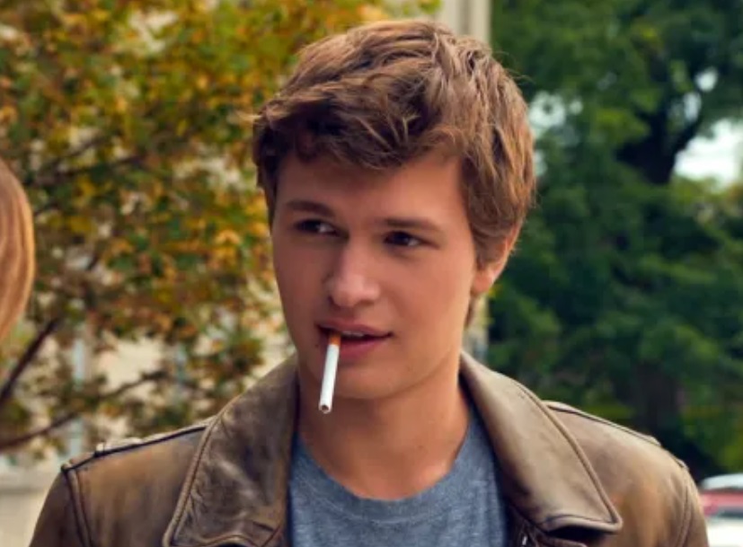 Ator de 'A Culpa é das Estrelas' aparece irreconhecível em vídeo