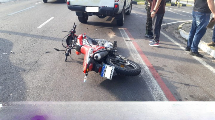 Motociclista fica ferido em acidente na av. Coronel Teixeira em Manaus