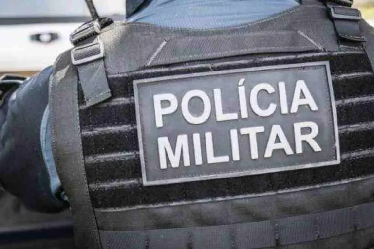 Condenação de homem por tráfico é anulada após PM invadir casa sem mandado