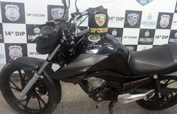 Dupla sofre acidente ao tentar fugir da polícia após roubar moto no Jorge Teixeira