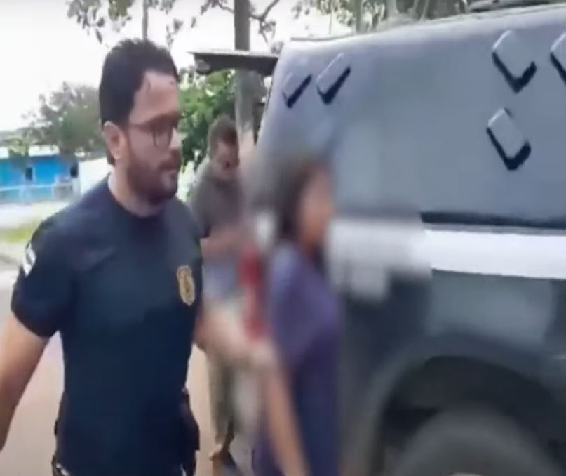 Mãe é presa ao atacar filha a tesouradas no meio da rua no Amazonas