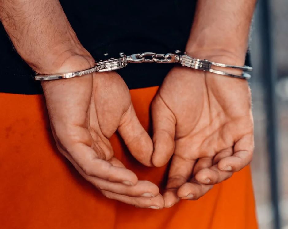 Policial civil é condenado por estuprar mulher dentro de delegacia 