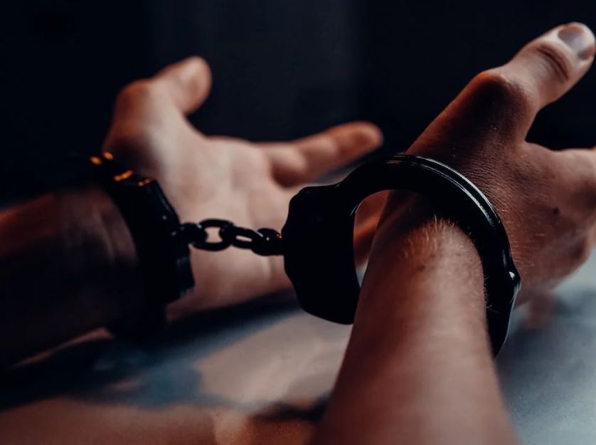 Homem é preso suspeito de se passar por policial em Manaus