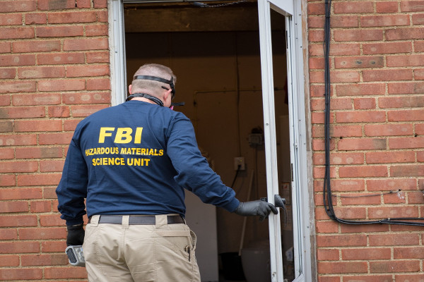 FBI  prende 10 brasileiros suspeitos de operar esquema criminoso nos EUA