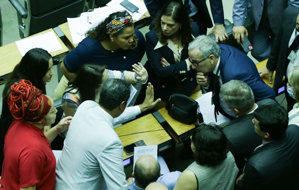 Câmara aprova PEC que perdoa multas e cotas raciais de partidos